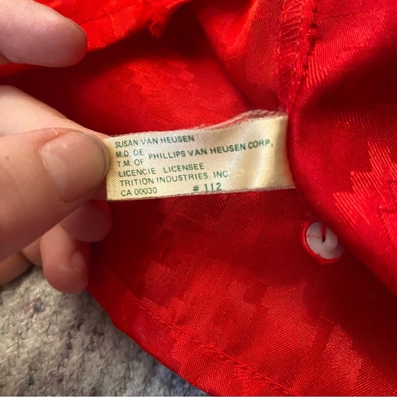 Vintage Susan Van Heusen women’s red textured button up blouse in size 10 - Picture 9 of 9